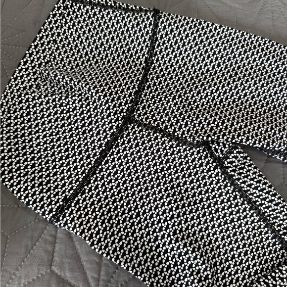 Lululemon Black and White Geometric Leggings - Picture 4 of 6